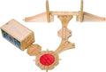 Conjunto de acessórios de madeira small foot para caminho de comboio, mostrando um galpão de máquinas, uma ponte e várias peças de desvio, dispostas para brincar.