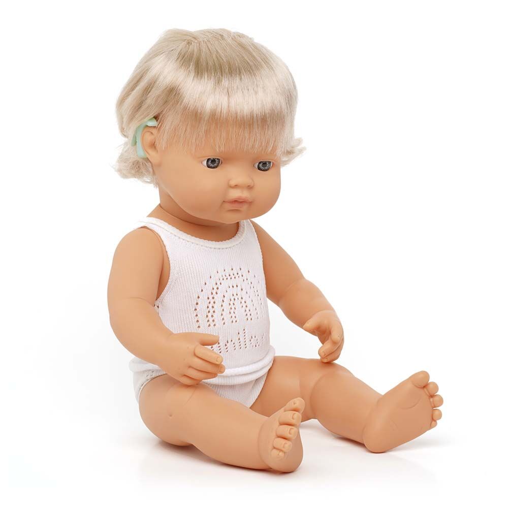 Boneco bebé Miniland Caucasiano de 38cm, com cabelo loiro e aparelho auditivo, sentado e a usar roupa interior branca.