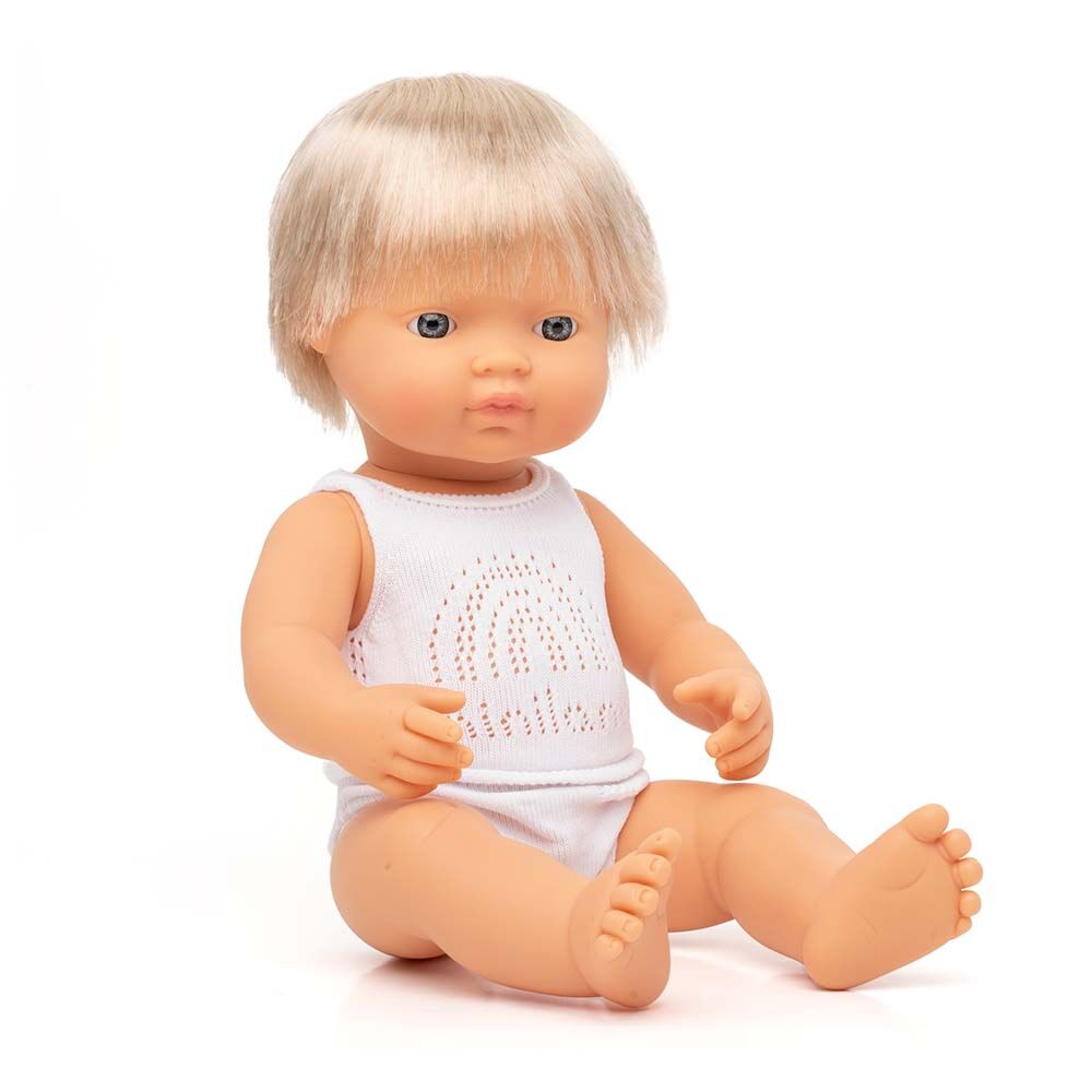 Boneco bebé Miniland Caucasiano de 38cm, com cabelo loiro e expressão pensativa, sentado e a usar roupa interior branca.