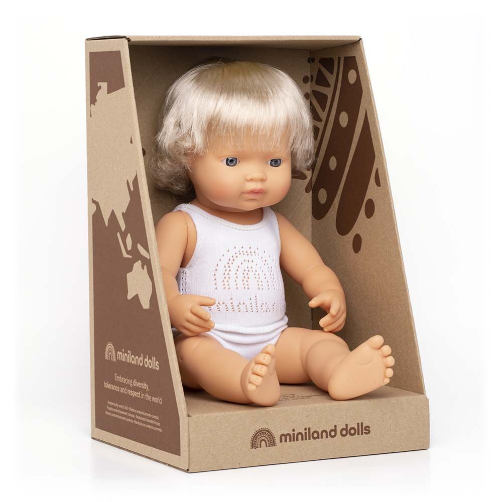 Boneco bebé Miniland Caucasiano de 38cm, com cabelo loiro, dentro da sua caixa de cartão aberta que promove a diversidade e inclusão.