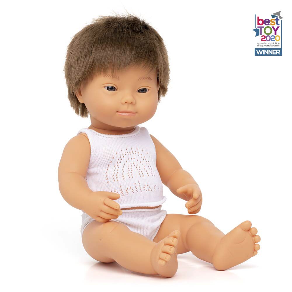Boneco bebé Miniland com Síndrome de Down de 38cm, com cabelo castanho e olhos azuis, a usar roupa interior branca com um padrão de arco-íris, e selo "Best Toy 2020 Winner".