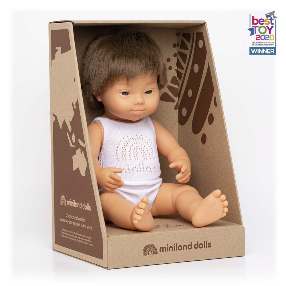 Boneco bebé Miniland com Síndrome de Down de 38cm, com cabelo castanho, dentro da sua caixa de cartão aberta que celebra a diversidade, com selo "Best Toy 2020 Winner".