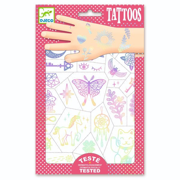 Embalagem das tatuagens Djeco Amuletos da Sorte com mão de criança a mostrar tatuagens iridescentes.