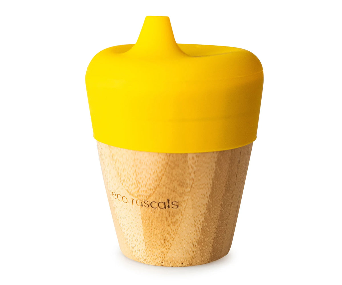 Copo Eco Rascals de bambu com tampa de silicone amarela, ideal para a transição do bebé para beber de forma independente.