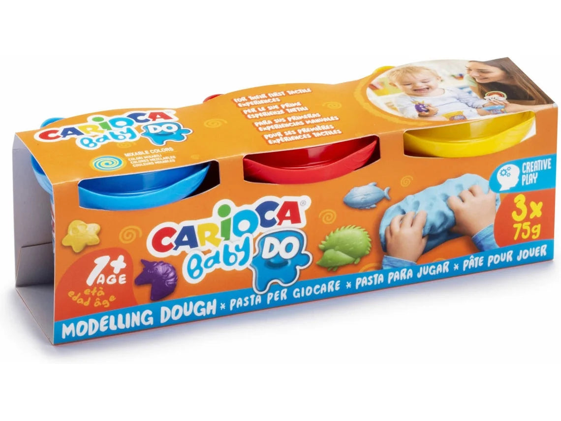 Embalagem do conjunto de plasticina Carioca Baby Dough com 3 potes de 75g e moldes para atividades criativas de bebés e crianças.