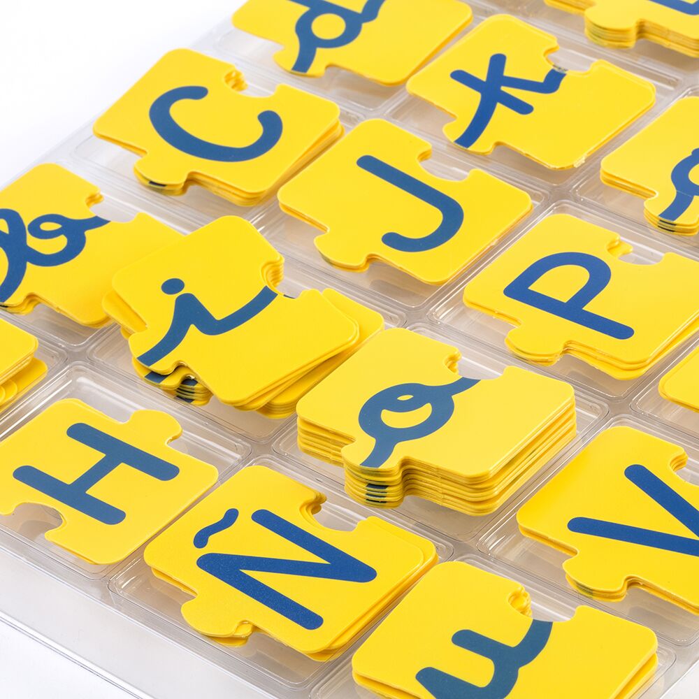 Close-up das peças amarelas do Miniland Alfabeto Abecedário, mostrando detalhes das letras maiúsculas e minúsculas e o sistema de encaixe.