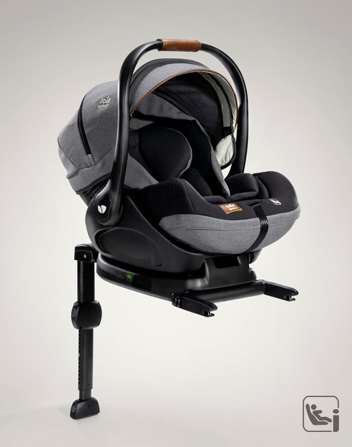 Cadeira auto i-Size com a base ISOFIX, mostrando a alça de transporte ajustada para cima.
