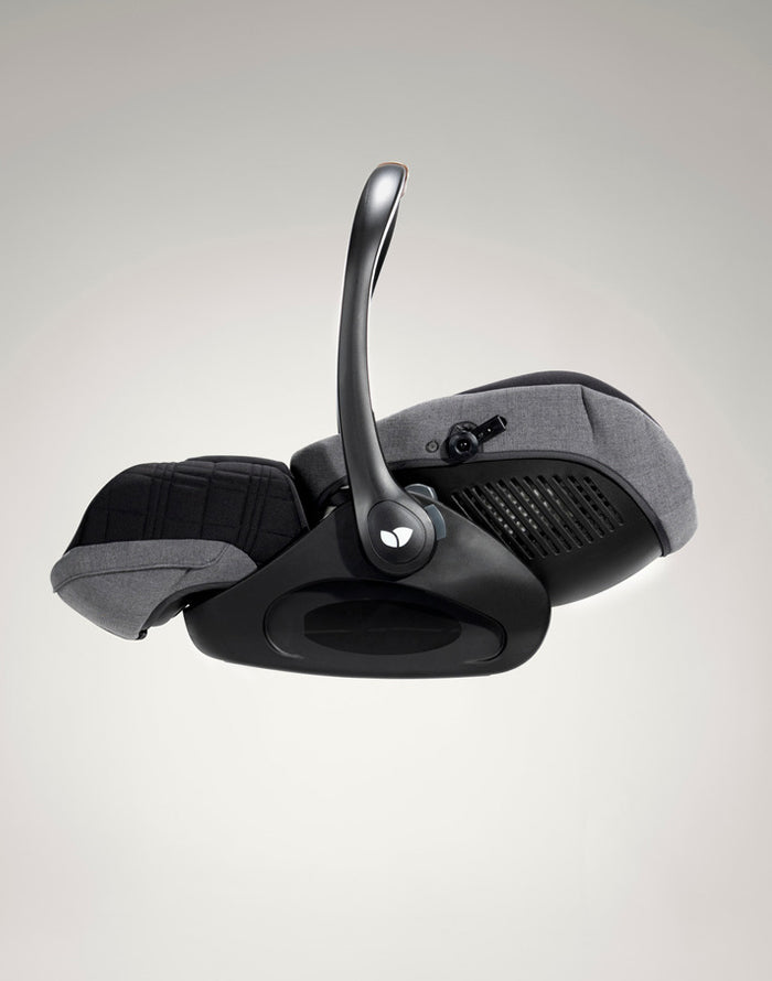 Base ISOFIX da cadeira auto, mostrando a estrutura completa e a barra de apoio estendida.