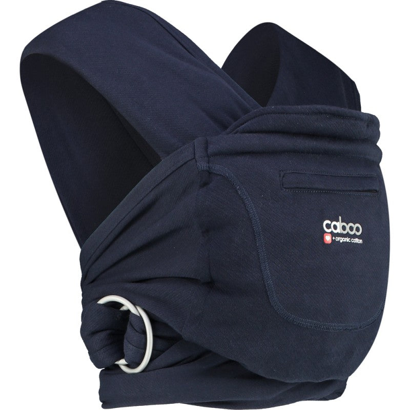 Mochila de babywearing Caboo azul escura, ajustada com anéis.