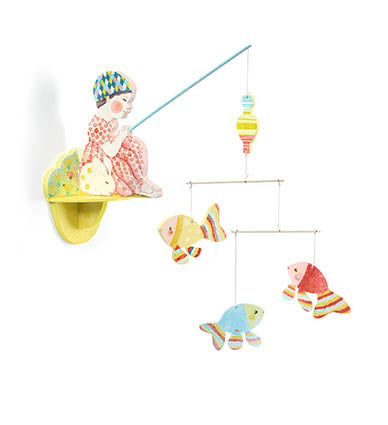 Djeco Mobile de madeira Pescadora, mostrando uma menina sentada a pescar peixes coloridos suspensos, com fundo branco.