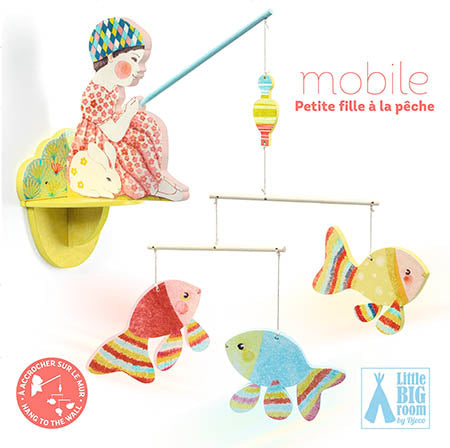 Djeco Mobile de madeira Pescadora, com a menina a pescar e peixes suspensos, em fundo branco com texto "mobile petite fille à la pêche" e logótipo "Little Big Room by Djeco".