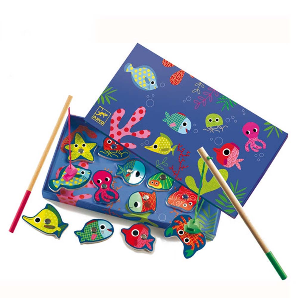 Jogo Djeco Pesca Magnético Fishing Colour aberto, com as duas canas e os 12 animais marinhos coloridos.