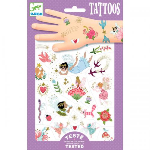 Embalagem das Djeco 50 Tatuagens Fadas Amigas, mostrando ilustrações detalhadas de fadas, flores e corações, com uma mão exibindo tatuagens aplicadas e a indicação "dermatologicamente testado".
