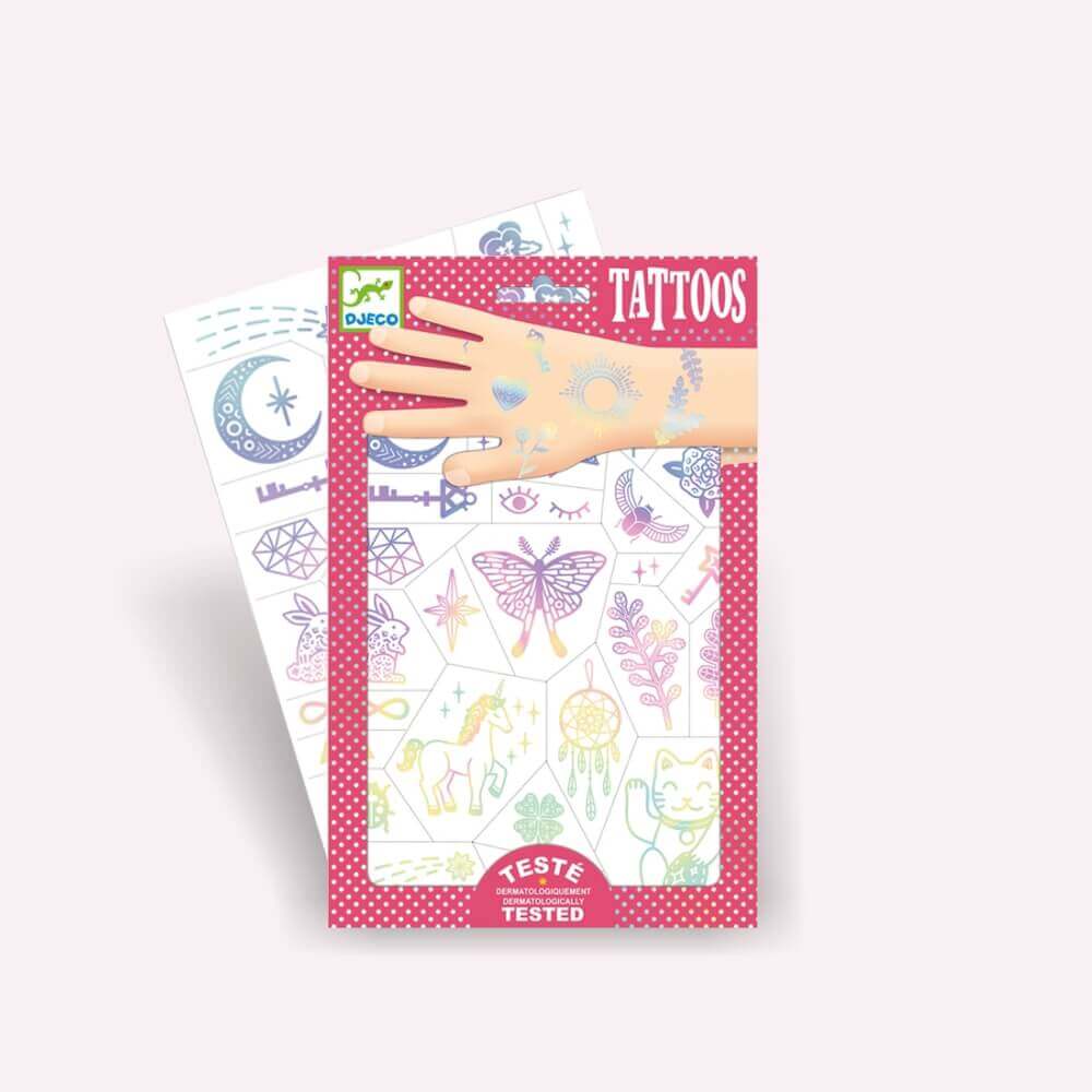 Embalagem das tatuagens Djeco Amuletos da Sorte vista ligeiramente de lado, com uma folha de tatuagens por trás.