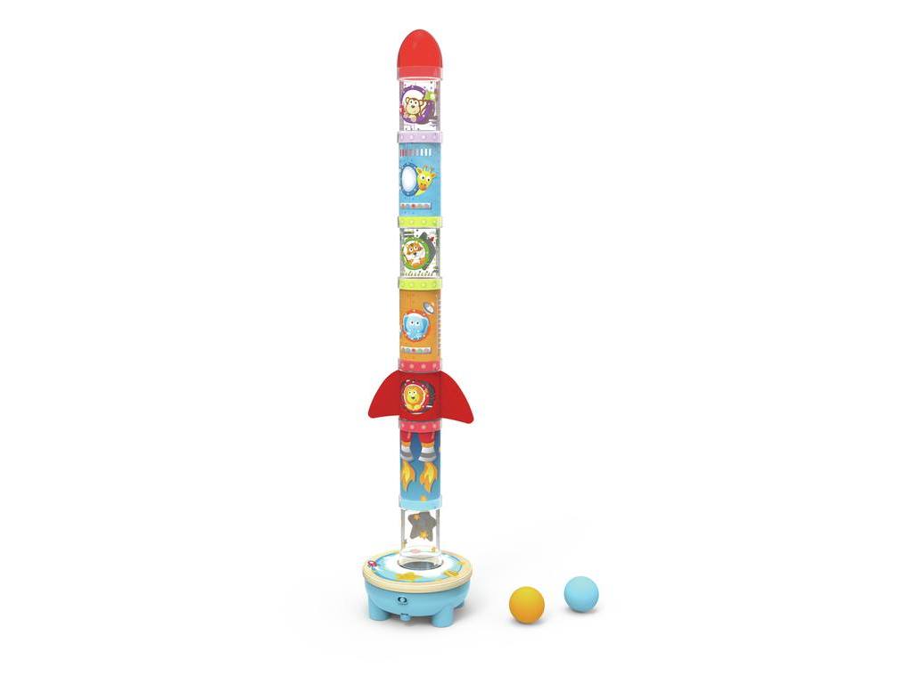 O brinquedo Hape Foguetão com Bola totalmente montado, exibindo a sua estrutura alta e colorida com ilustrações de animais nos tubos e duas bolas ao lado da base.