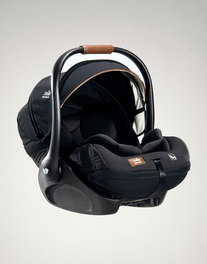 Vista lateral da cadeira auto i-Size, mostrando a base ISOFIX e a inclinação ajustável.