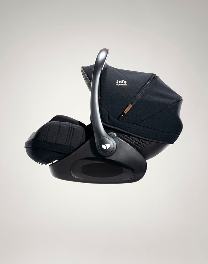 Base ISOFIX com a cadeira auto destacada, mostrando a configuração completa.