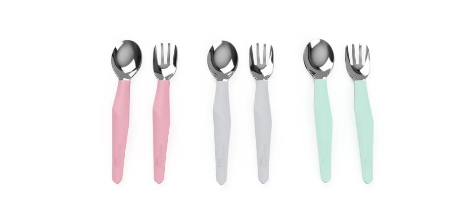 Conjunto de 6 talheres (colheres e garfos) da Everyday Baby em cores rosa, cinza e verde menta, dispostos lado a lado sobre fundo branco.