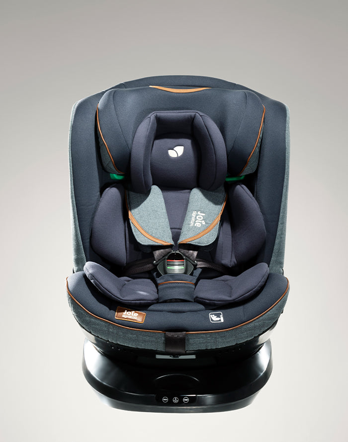 Cadeira auto cinza escuro com almofadas pretas.