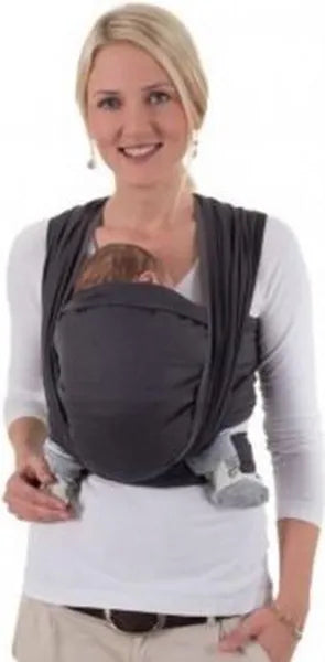 Mulher a usar o Pano Tecido Hoppediz T6 London Grey, com um bebé acomodado na frente do corpo. O pano é de cor cinza escuro e está ajustado confortavelmente ao corpo da mulher.