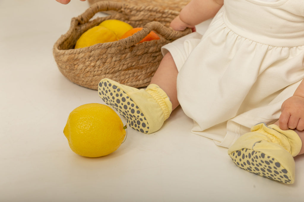 Zas Tras pantufa botinhas barefoot calçado respeitador  lemon curd  criança sentada