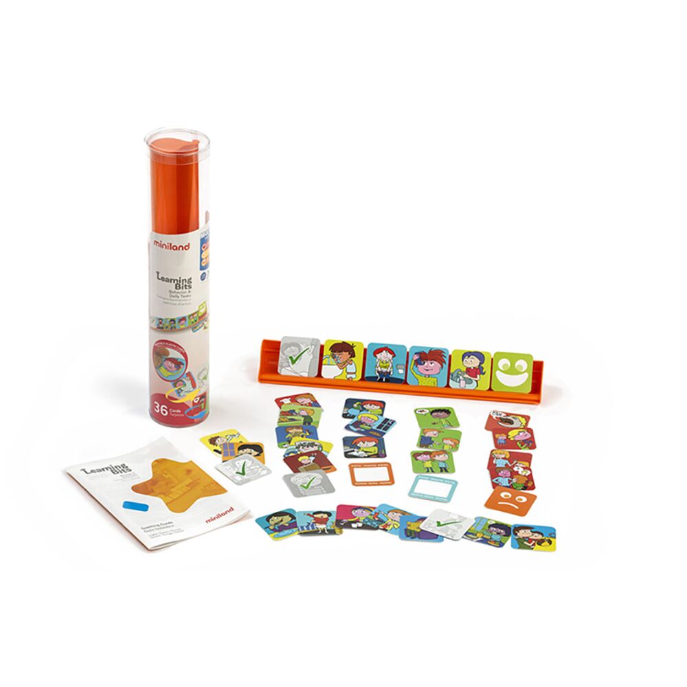 Visão geral de todos os componentes do Miniland Jogo Educativo de 36 Sequências Rotinas Diárias: cartões, suporte laranja e embalagem em forma de tubo.