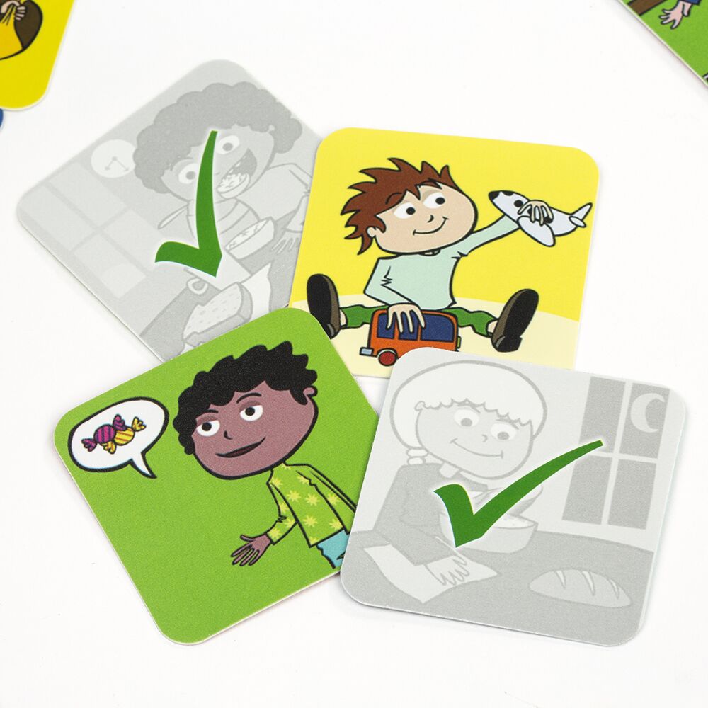 Quatro cartões do jogo Miniland de rotinas diárias em close-up, incluindo um cartão de emoção e cartões de atividades com o símbolo de 'visto' verde.