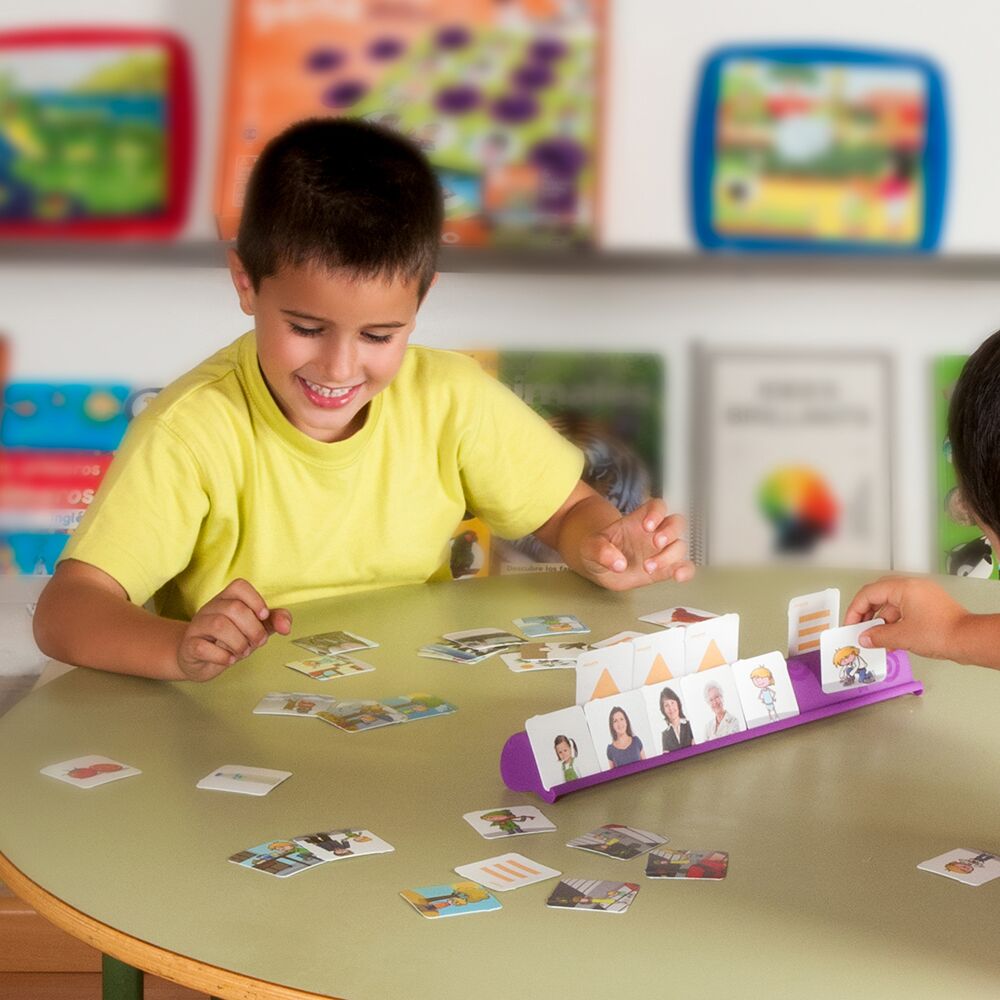 Criança sorridente a jogar com o Miniland Jogo Educativo de Sequências, organizando cartas numa base roxa.