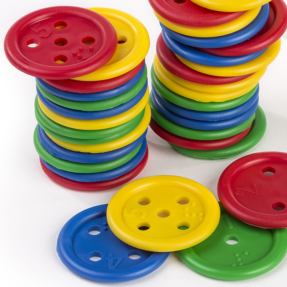 Pilhas e botões Miniland coloridos de enfiar, com números e pontos Braille em relevo, em vermelho, amarelo, azul e verde.