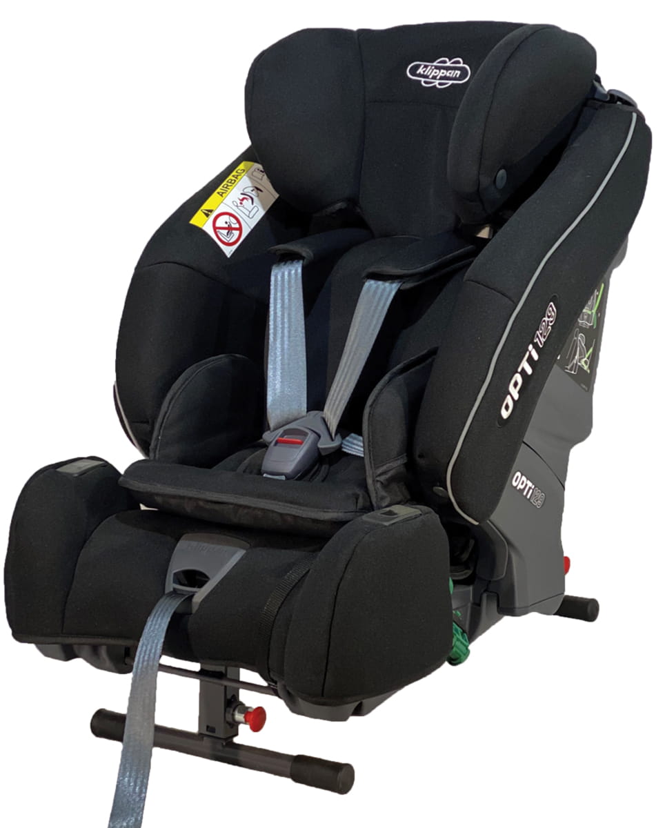Cadeira auto Klippan Opti129 em preto, vista frontal com cinto de segurança e almofadas laterais visíveis.