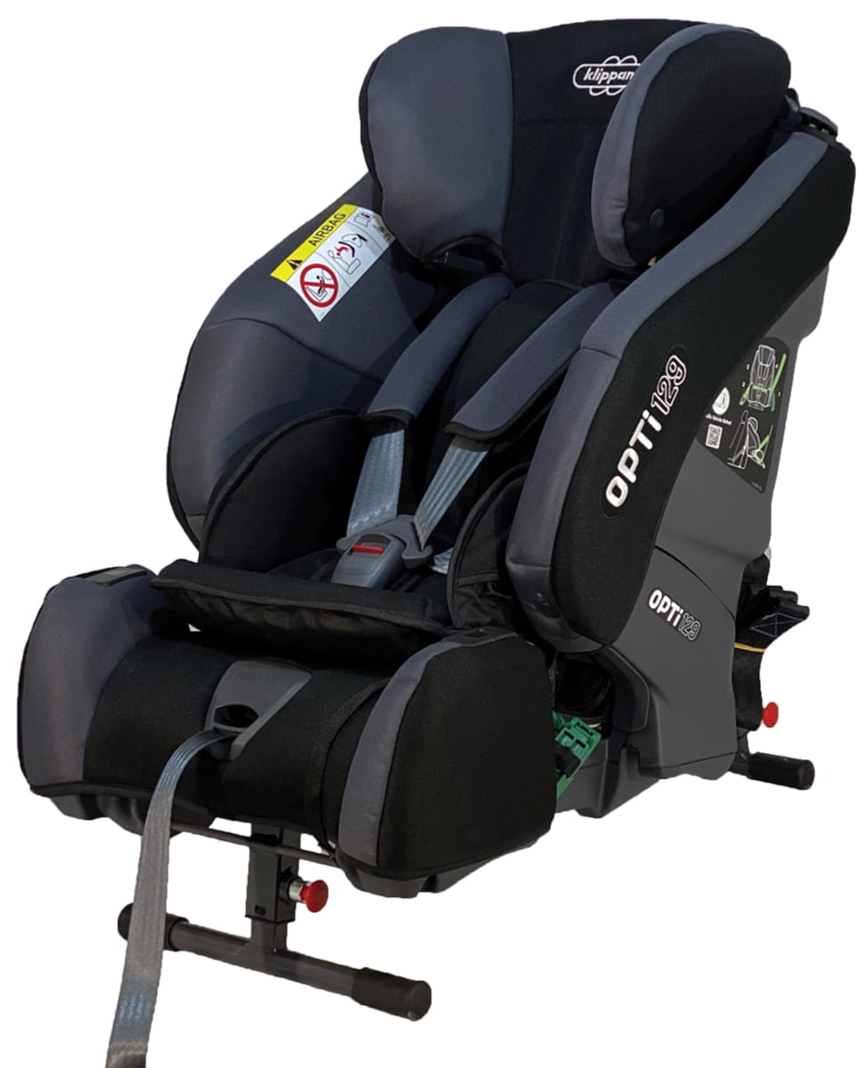 Cadeira auto Klippan Opti129 em preto e azul, vista lateral destacando a perna estabilizadora e os cintos de segurança.