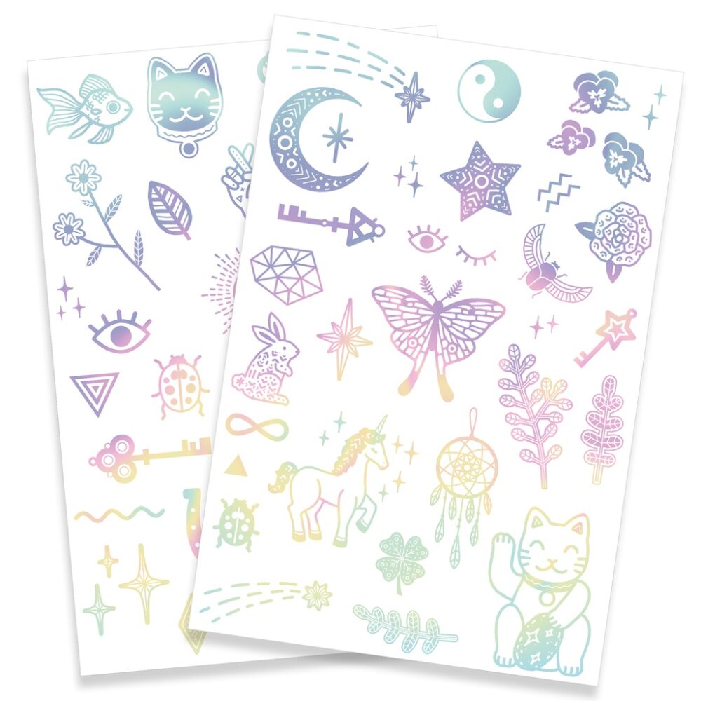 Detalhe de duas folhas de tatuagens Djeco Amuletos da Sorte, mostrando a variedade e o efeito iridescente dos desenhos.