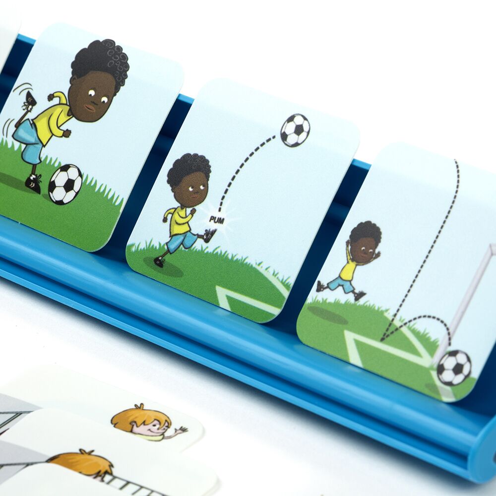 Detalhe do jogo Miniland Pequenas Histórias com sequência de futebol no suporte azul, ilustrando ação e movimento.