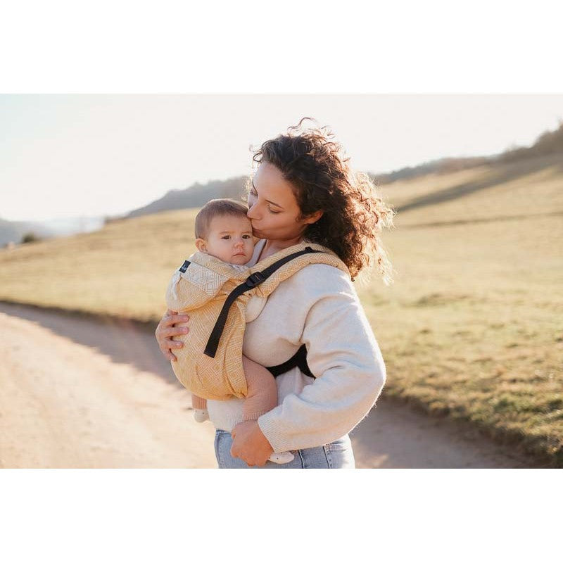 Mochila Neobulle Ajustável BabySize Ocre, mostrando o design ergonómico e acolchoamento das correias.