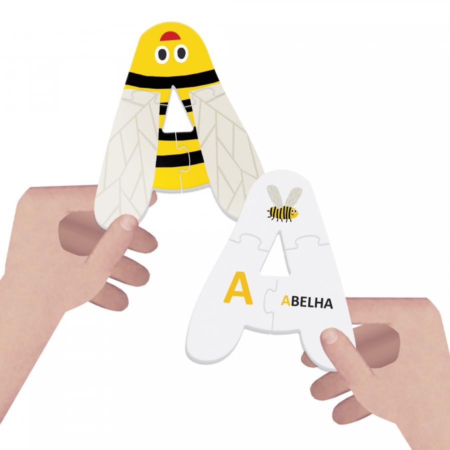 Duas mãos a segurar as peças do puzzle da letra A, que se juntam para formar a letra com a imagem da Abelha e a palavra "ABELHA".