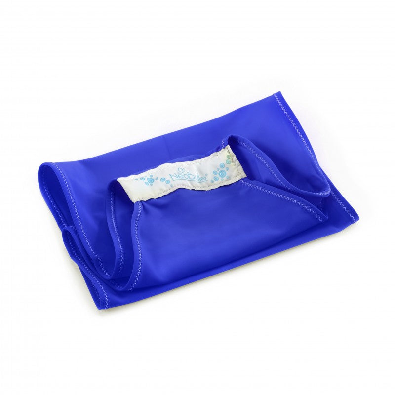 Uma mãe a segurar o seu bebé dentro de um Pouch Sling Neobulle Aquabulle azul à beira de uma piscina. O bebé está confortavelmente posicionado contra o peito da mãe, enquanto ambos desfrutam de um momento relaxante na água.