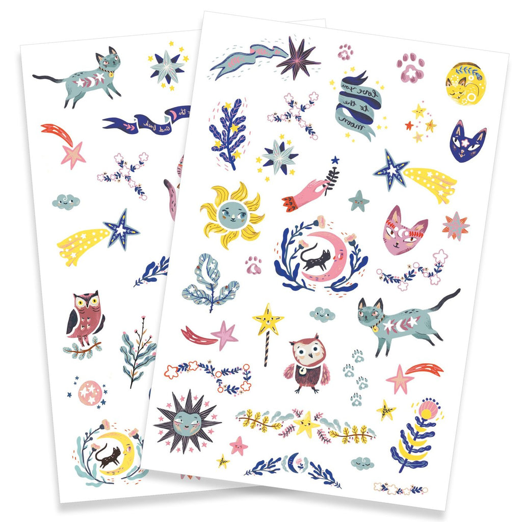 Detalhe das duas folhas de tatuagens Djeco Bons Sonhos que brilham no escuro, com ilustrações vívidas de gatos, estrelas, luas, corujas e folhagens.