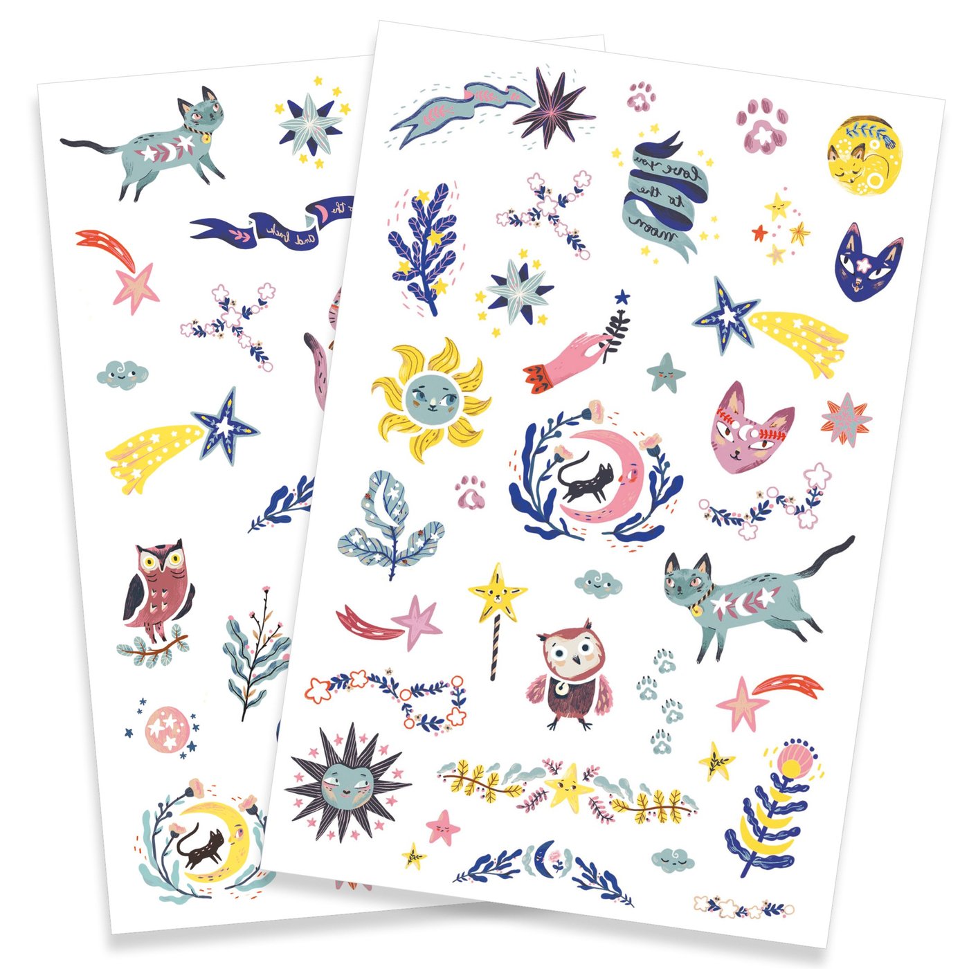 Detalhe das duas folhas de tatuagens Djeco Bons Sonhos que brilham no escuro, com ilustrações vívidas de gatos, estrelas, luas, corujas e folhagens.