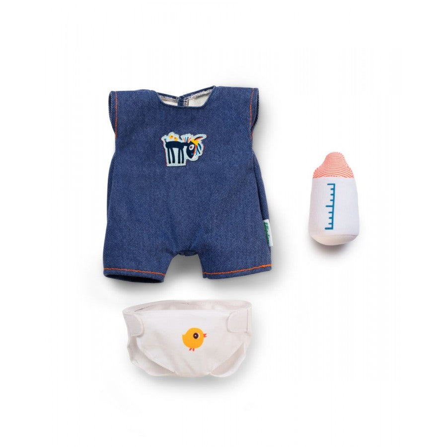 Conjunto de acessórios da boneca Charlie: macacão de ganga, biberão de peluche e fralda removível branca com pintainho amarelo.