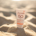 Acorelle Protetor Solar Rosto SPF50+ 50ml aplicado na praia, mostrando a sua textura leve e proteção eficaz contra o sol.