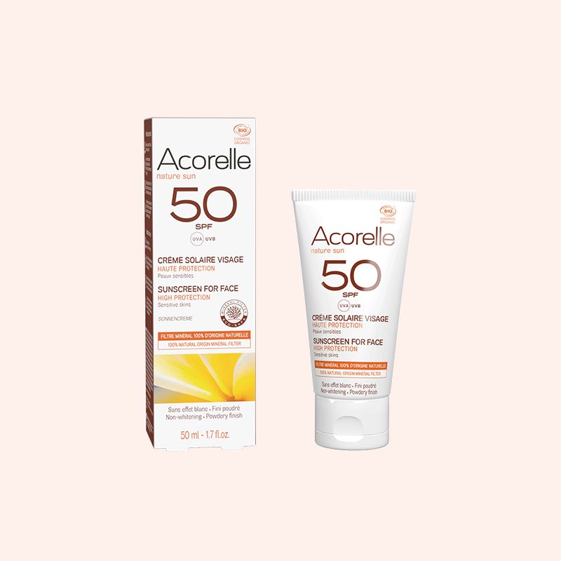 Embalagem exterior e tubo do protetor solar de rosto Acorelle SPF50+ com certificação biológica.