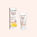 Embalagem exterior e tubo do protetor solar de rosto Acorelle SPF50+ com certificação biológica.
