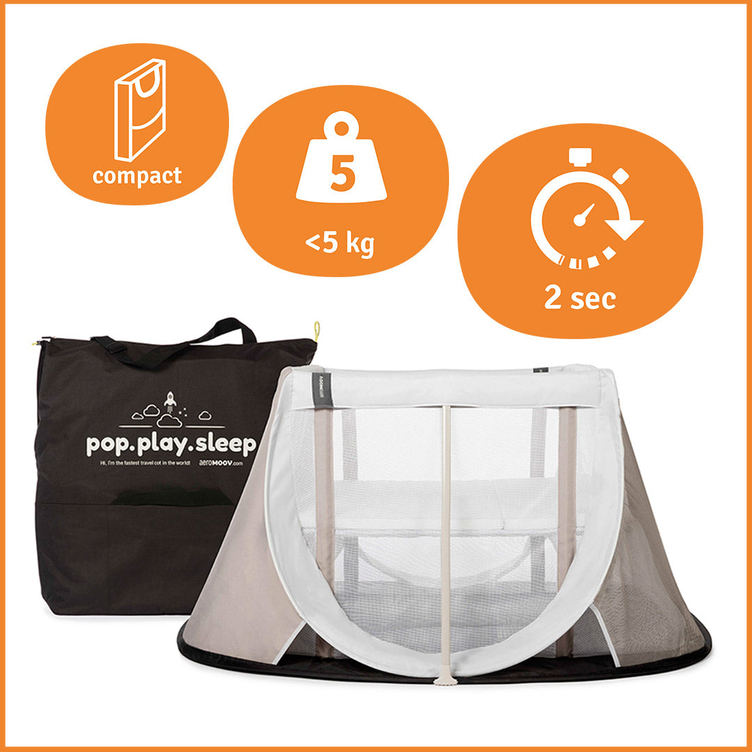 A Cama de Viagem Aeromoov dobrada e compacta, dentro do seu saco de transporte, demonstrando a portabilidade e leveza (<5kg).