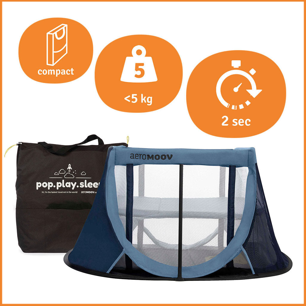 Cama de Viagem Aeromoov configurada no nível inferior, usada como berço ou parque infantil, com colchão maior.