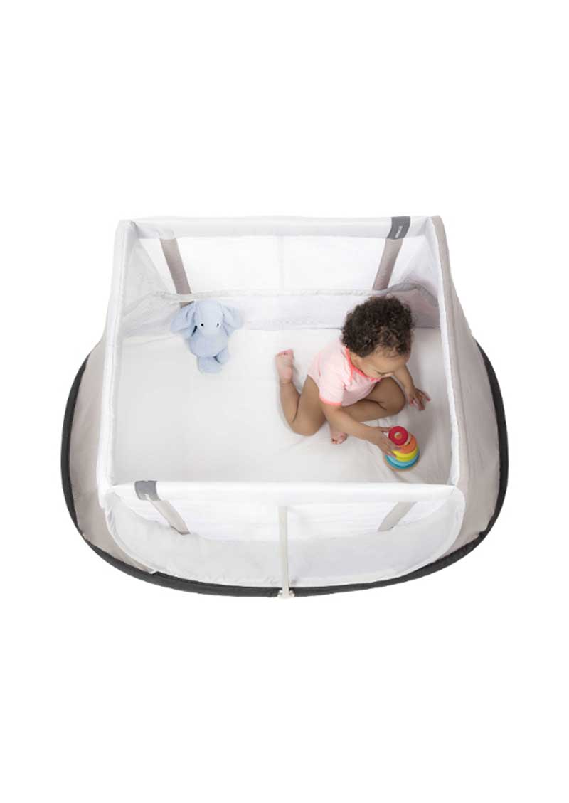 Detalhe do sistema de dobragem rápida da Cama de Viagem Aeromoov, ilustrando a facilidade de montagem/desmontagem em segundos.