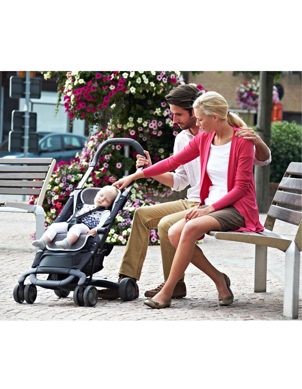 Bebé a dormir num carrinho de passeio equipado com a capa anti-transpirante Aeromoov AirLayer 3D.