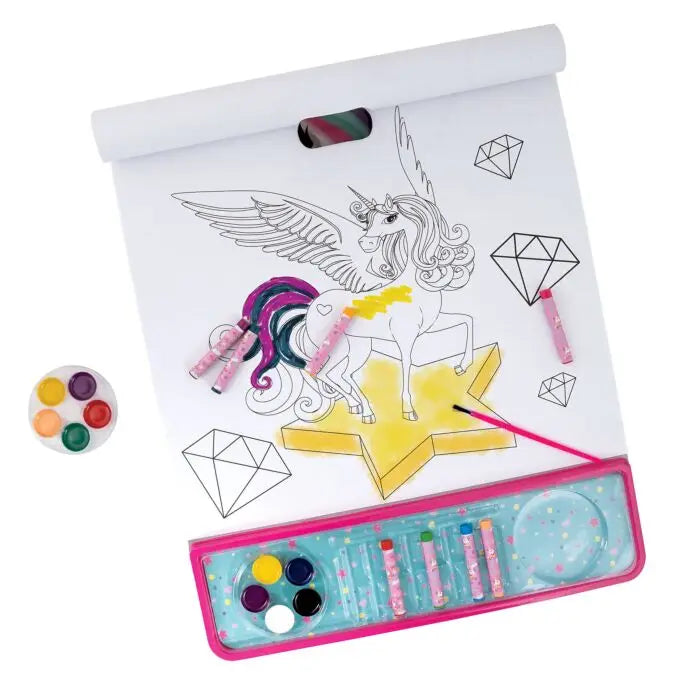 Criança (mãos visíveis) a utilizar os marcadores para colorir um dos desenhos do bloco, demonstrando o uso prático do produto.