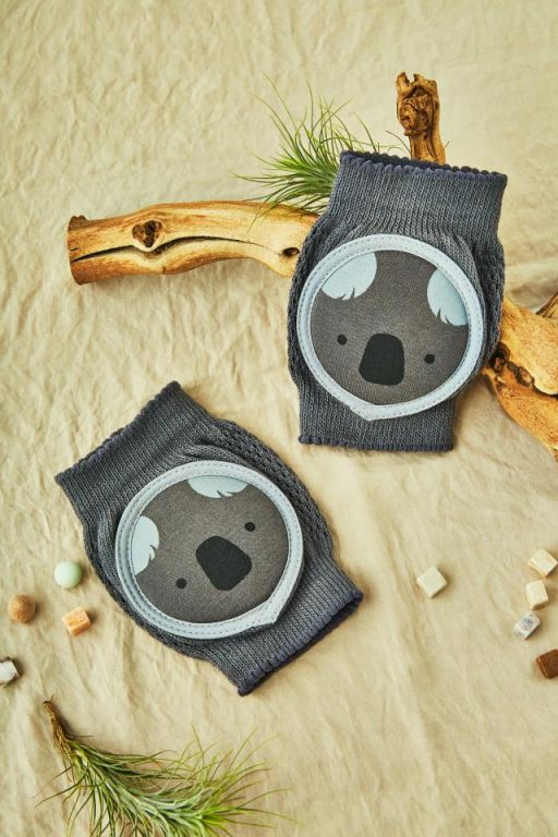 Detalhe da textura e das grelhas de ventilação das joelheiras Atticat Koala Gris, garantindo conforto e respirabilidade.