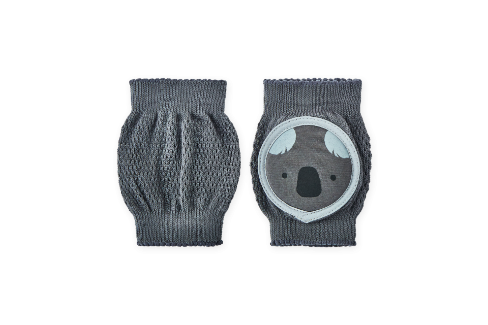 Par de joelheiras Atticat Koala Gris, cinzentas com padrão de pontos, ideais para proteger os joelhos de bebés ao gatinhar.