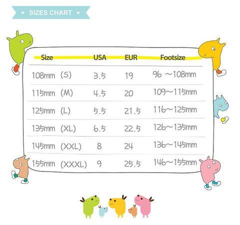Detalhe da sola em silicone das meias Attipas ATTISOCKS, evidenciando o padrão antiderrapante para segurança do bebé.